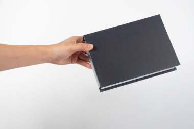 Beyaz arkaplan üzerindeki boş kitap kapağı.