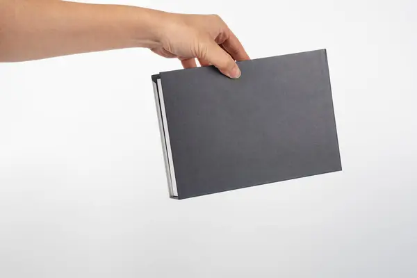 Beyaz arkaplan üzerindeki boş kitap kapağı.