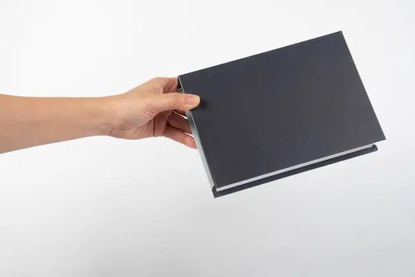 Beyaz arkaplan üzerindeki boş kitap kapağı.