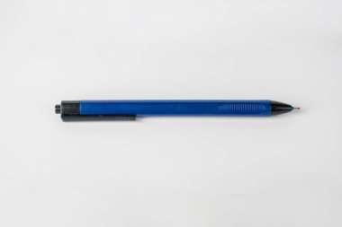 Beyaz arkaplanda mavi kalem