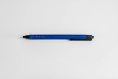 Beyaz arkaplanda mavi kalem