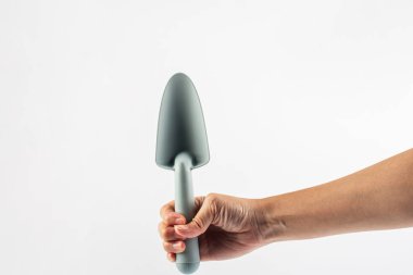 Mavi saplı bahçe araçları ve beyaz arka plan üzerinde el