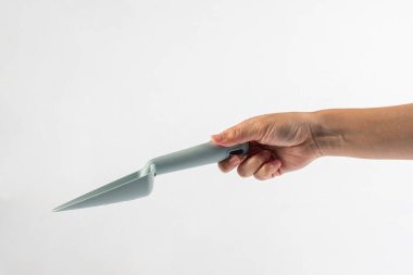 Mavi saplı bahçe araçları ve beyaz arka plan üzerinde el