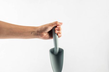 Mavi saplı bahçe araçları ve beyaz arka plan üzerinde el