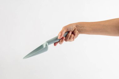 Mavi saplı bahçe araçları ve beyaz arka plan üzerinde el