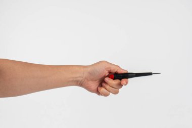 Beyaz arkaplanda el ve tornavida araçları