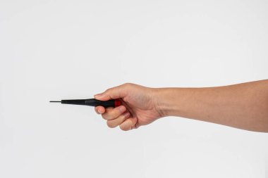 Beyaz arkaplanda el ve tornavida araçları