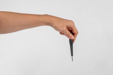 Beyaz arkaplanda el ve tornavida araçları