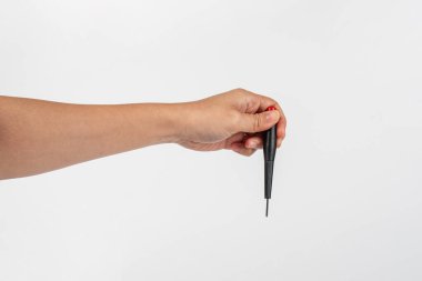 Beyaz arkaplanda el ve tornavida araçları