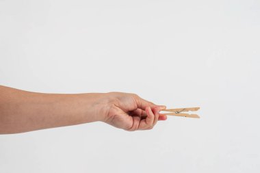 Beyaz arka planı olan küçük tahta bir ataç.