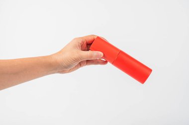 Beyaz arka planda kozmetik kırmızı şişe ve el, şişe, losyon veya serum.. 