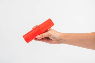 Beyaz arka planda kozmetik kırmızı şişe ve el, şişe, losyon veya serum.. 