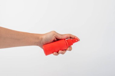 Beyaz arka planda kozmetik kırmızı şişe ve el, şişe, losyon veya serum.. 