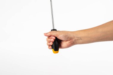 Beyaz arkaplanda el ve tornavida araçları