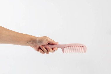 El ve saç tarağı beyaz arkaplanda izole edilmiş.