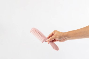 El ve saç tarağı beyaz arkaplanda izole edilmiş.