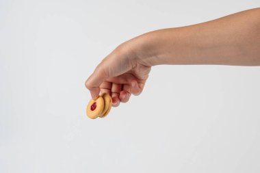 Kırmızı reçelli Tatlı Fırın Kurabiyeleri ve beyaz arka plan