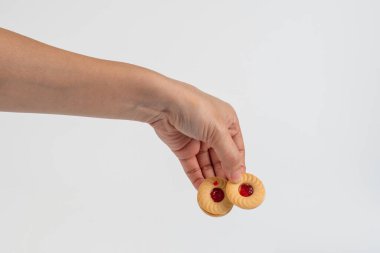 Kırmızı reçelli Tatlı Fırın Kurabiyeleri ve beyaz arka plan