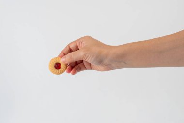 Kırmızı reçelli Tatlı Fırın Kurabiyeleri ve beyaz arka plan