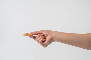 Kırmızı reçelli Tatlı Fırın Kurabiyeleri ve beyaz arka plan