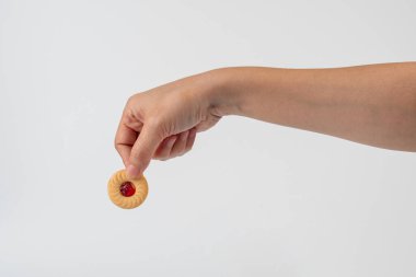 Kırmızı reçelli Tatlı Fırın Kurabiyeleri ve beyaz arka plan