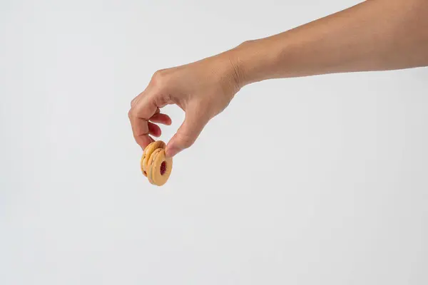 Kırmızı reçelli Tatlı Fırın Kurabiyeleri ve beyaz arka plan