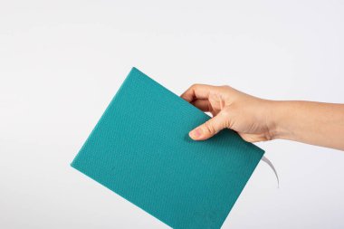 Beyaz arkaplan üzerinde boş mavi kitap kapağı.