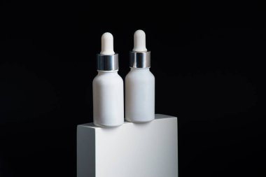 Krem veya losyon için plastik beyaz tüp. Cilt bakımı ya da güneş kremi kozmetik ürünleri siyah arka planda şık dekorlar.