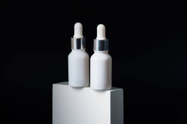 Krem veya losyon için plastik beyaz tüp. Cilt bakımı ya da güneş kremi kozmetik ürünleri siyah arka planda şık dekorlar.