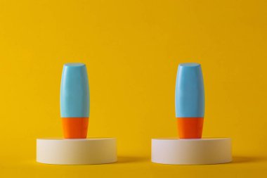 Sarı arka planda nemlendirme için kozmetik ürünü içeren boş bir tüp