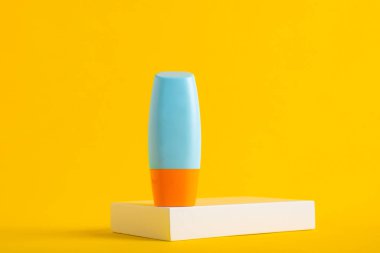 Sarı arka planda nemlendirme için kozmetik ürünü içeren boş bir tüp