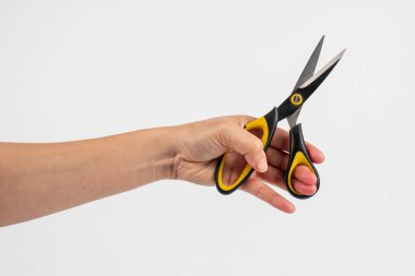 Ofis kırtasiye makası beyaz arkaplanı kesiyor