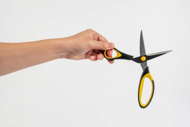 Ofis kırtasiye makası beyaz arkaplanı kesiyor