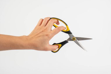 Ofis kırtasiye makası beyaz arkaplanı kesiyor