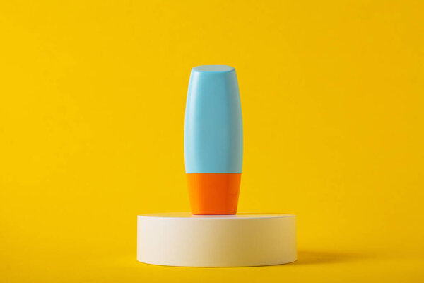 Заготовка с косметическим продуктом для увлажнения на желтом фоне