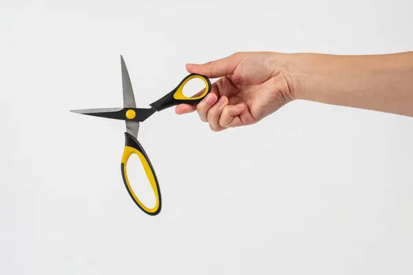 Ofis kırtasiye makası beyaz arkaplanı kesiyor