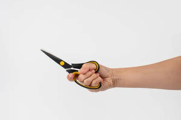 Ofis kırtasiye makası beyaz arkaplanı kesiyor