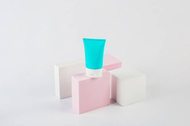 Kozmetik şişe, cilt bakımı ya da beyaz arka planda şık dekorları olan güneş kremi.. 