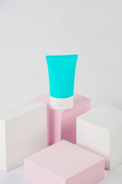 Kozmetik şişe, cilt bakımı ya da beyaz arka planda şık dekorları olan güneş kremi.. 