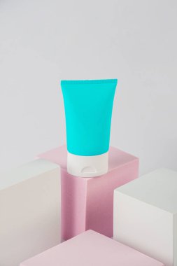 Kozmetik şişe, cilt bakımı ya da beyaz arka planda şık dekorları olan güneş kremi.. 