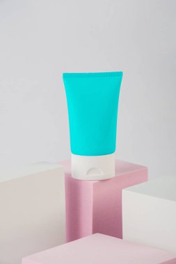 Kozmetik şişe, cilt bakımı ya da beyaz arka planda şık dekorları olan güneş kremi.. 