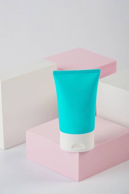 Kozmetik şişe, cilt bakımı ya da beyaz arka planda şık dekorları olan güneş kremi.. 