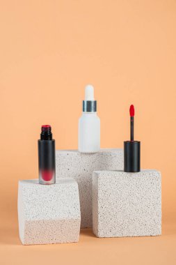 Siyah, boş, ince bir tüp. Rimel, dudak parlatıcısı, jöle, göz kalemi, yağ vs. Krema arka planında şık dekorları olan kozmetik paketler..