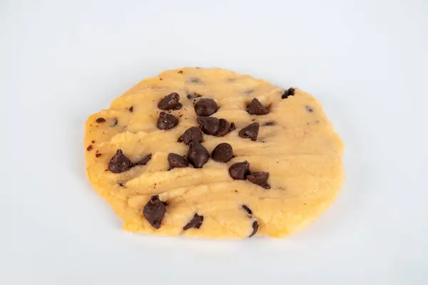 Arka planda izole edilmiş çikolatalı kurabiyeler. Tatlı bisküviler.