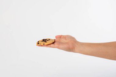 Beyaz arka planda izole edilmiş çikolatalı kurabiyeler. Tatlı bisküviler