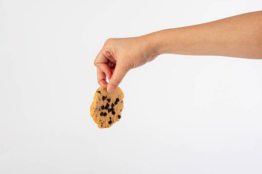 Beyaz arka planda izole edilmiş çikolatalı kurabiyeler. Tatlı bisküviler