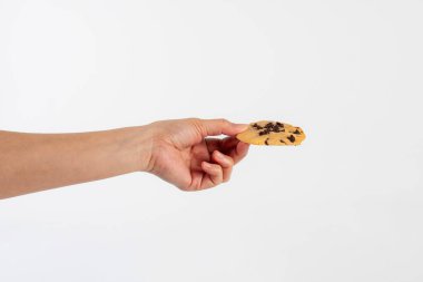 Beyaz arka planda izole edilmiş çikolatalı kurabiyeler. Tatlı bisküviler