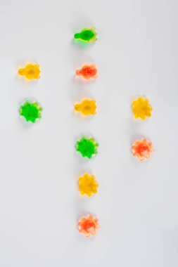 Çeşit çeşit şekerleme, sulu renkli jöleli şekerler. Beyaz arkaplanda şekerleme