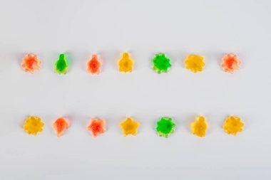 Çeşit çeşit şekerleme, sulu renkli jöleli şekerler. Beyaz arkaplanda şekerleme