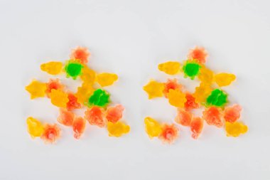 Çeşit çeşit şekerleme, sulu renkli jöleli şekerler. Beyaz arkaplanda şekerleme